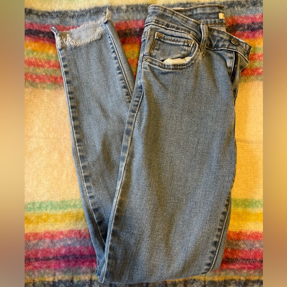 Levi’s High Rise Skinny Jeans *Fray Hem*